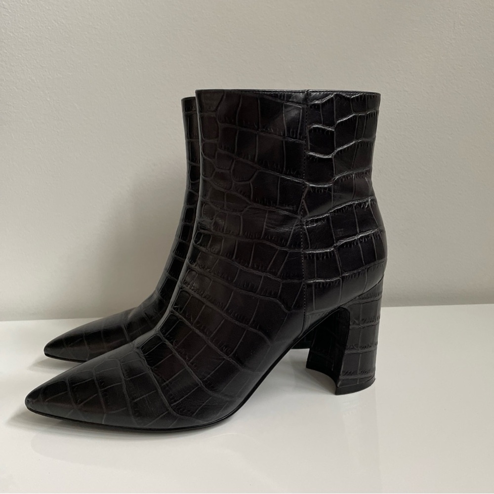 Mark Fisher women’s boots size 8 midnight blue side zippers
